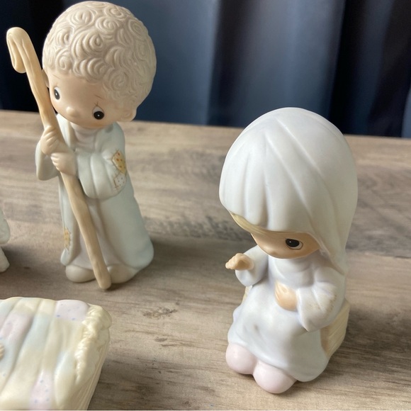 Precious Moments Nativity Figurine 5pcs.  Come Let us Adore Him. - Picture 3 of 9